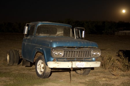 Truck in Turlock - truck, long exposure, california, night, abandoned, decay