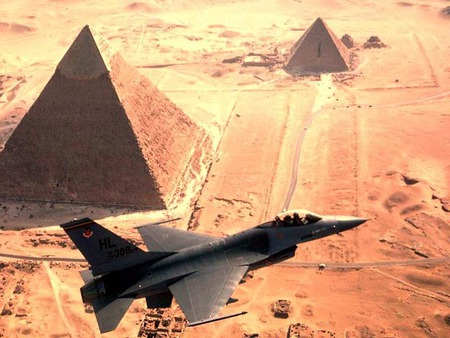 F16 over the PYRAMIDS