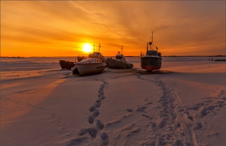 Sunrise - winter, sky, clouds, splendor, sea, nature, boats, sunrise, snow