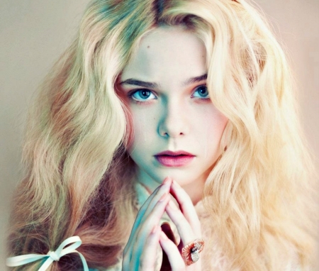 Elle Fanning - hand, woman, girl, Elle Fanning, blonde, face, actress