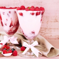 Ice cream with raspberries