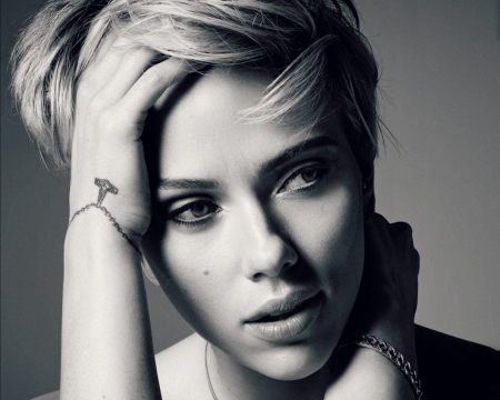 Scarlett Johansson - woman, actress, girl, bw, black, white, face, hand, scarlett johansson, blonde