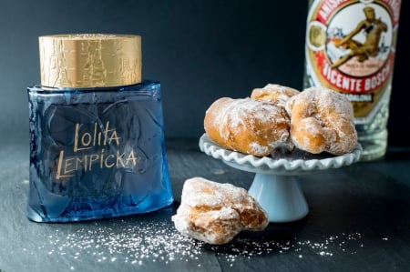 L'eau masculin - glass, fragrance, lolita lempicka, blue, perfume, bottle, golden, leau masculin, donut