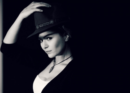 Deniz Cakir - hat, turkish, girl, Deniz Cakir, actress, cowgirl, black, white, woman, bw