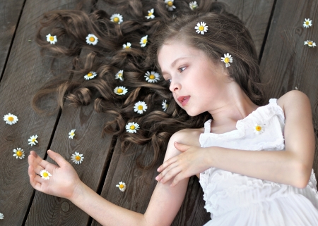 Little beauty - beauty, girl, child, copil, daisy, wood, white, hand, flower