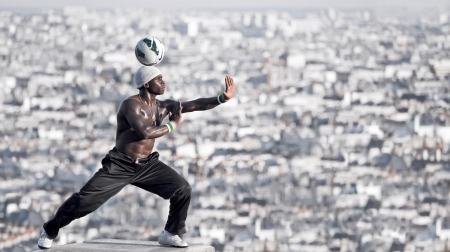 Iya Traore - male, ball, paris, sport, france, man, city, football, iya traore