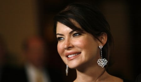 Lara Flynn Boyle - brunette, Close up, actress, earings