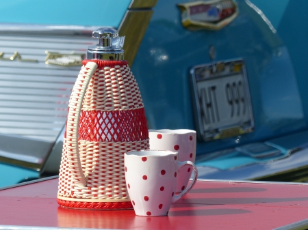 Retro Style - thermos, car, table, colors, carshow, mugs