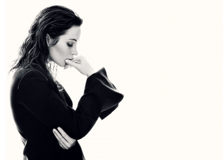 Emily Blunt - white, woman, actress, girl, hand, bw, black, emily blunt