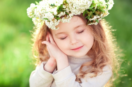 Little beauty - vara, girl, summer, child, copil, face, white, hand, green, lovley, cute, flower