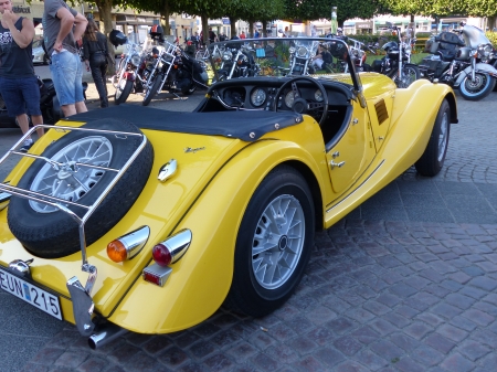 Motor Thursday - people, car, yellow, summer, Sweden, show, wheel