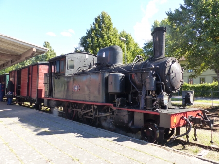 Old steam locomotive - station, people, trees, wagons, summer, steam-locomotive