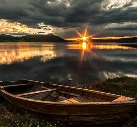 Boat on the Coast - beauty, nature, boats, cool, photography, sunsets, sea