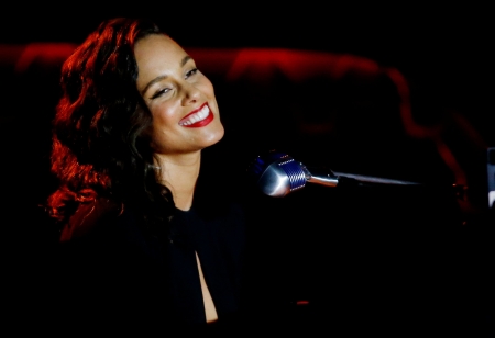 ALICIA KEYS - fashion, producer, singer, songwriter