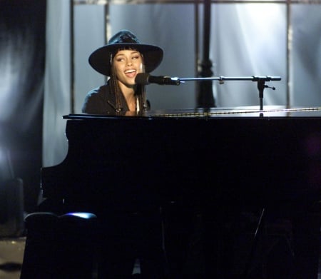 ALICIA KEYS - FASHION, SONGWRITER, SINGER, PRODUCER