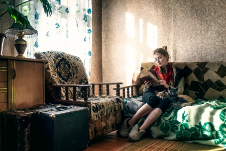 Lady and the cat - woman, lady, cat, sofa, girl, room, pisica, model, maxim guselnikov, red, green