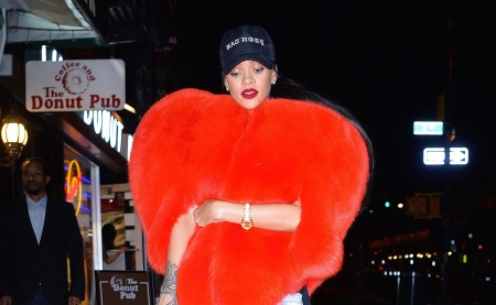 RIHANNA - FASHION, MODEL, SONGWRITER, SINGER