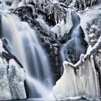 Accumulation of ice on a waterfall during a frost