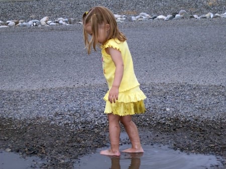 little girl - people, hair, belle, sightly, white, face, childhood, fair, little, bonny, adorable, wallpaper, child, beautiful, pink, sweet, sea, feet, nice, beauty, photography, standing, pretty, baby, cute, kid, dainty, girl, lovely, pure, comely, play, desktopnexus, blonde