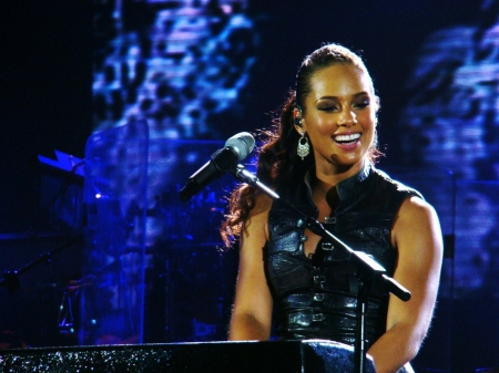 ALICIA KEYS - fashion, producer, singer, songwriter