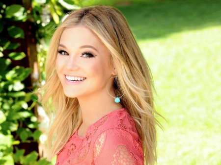 Olivia Holt - olivia holt, wallpaper, model, beautiful, actress, holt, smile, olivia, singer, closeup, 2016