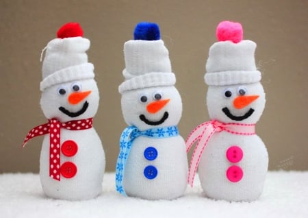 Smiley snowmen - snowmen, blue, red, pink, three