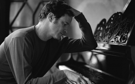 Colin Firth - white, piano, colin firth, man, actor, instrument, bw, black