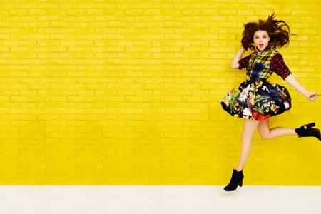 Chloe Moretz - funny, actress, chloe moretz, yellow, girl