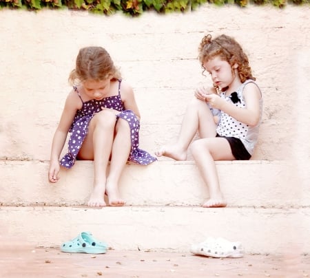 little girl - beauty, photography, belle, 2 girls, sightly, face, white, baby, childhood, fair, cute, little, kid, bonny, adorable, dainty, girl, summer, child, set, lovely, pure, comely, pink, beautiful, sweet, feet, blonde