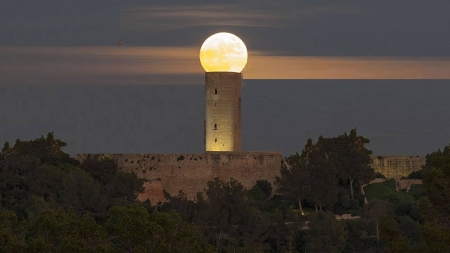 FOOOOORE - super moon, golf, turret, castle