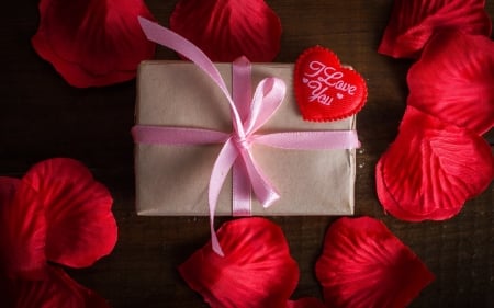 I love you â™¥ - romantice, gift, roses, heart, petals, ribbon