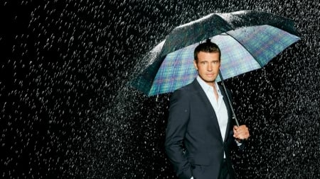 Scott Foley - Scott Foley, black, actor, umbrella, blue, rain, man