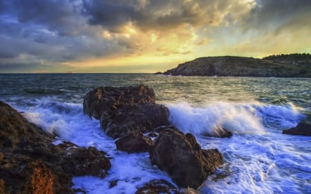 Gaints Waves Hitting The Rocks - clouds, nature, waves, ocean, mountains, rocks