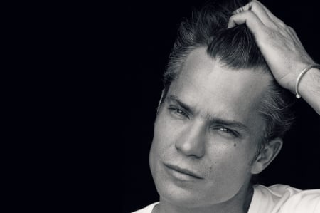 Timothy Olyphant - timothy olyphant, face, white, black, bw, hand, actor, man