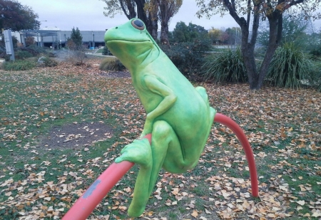 BIG GREEN FROG SCULPTURE - great, big, green, frog