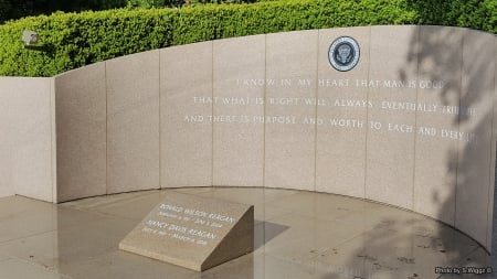 RIP Mr. & Mrs. Ronald Reagan - library, california, ronald, tomb, nancy, reagan