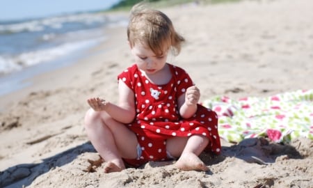 Little girl - people, hair, belle, sightly, white, face, childhood, fair, little, bonny, adorable, wallpaper, child, beautiful, pink, sweet, feet, sea, nice, beauty, sky, beach, photography, pretty, baby, cute, sand, sit, kid, dainty, girl, lovely, pure, comely, play, desktopnexus, blonde