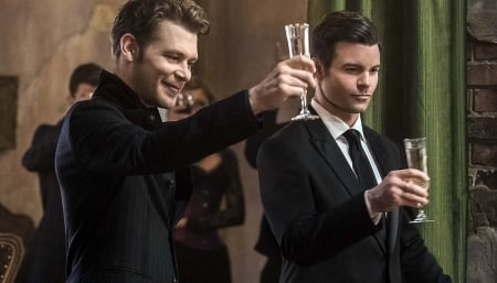 The Originals (TV Series 2013â€“ ) - glass, klaus, tv sereis, vampire, fantasy, daniel gillies, the originals, man, joseph morgan, actor, cheers