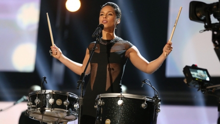 ALICIA KEYS - FASHION, SONGWRITER, SINGER, PRODUCER