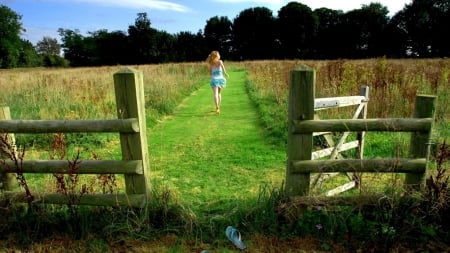 â€¢áƒ¦âœ¿áƒ¦â€¢ - woman, happiness, grass, run