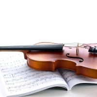 violin on music sheets