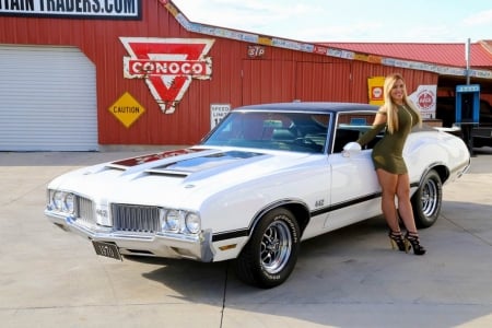 1970 Oldsmobile Cutlass 442 455 Engine and Girl - girl, engine, cutlass, muscle, car, oldsmobile, old-timer, 442, 455