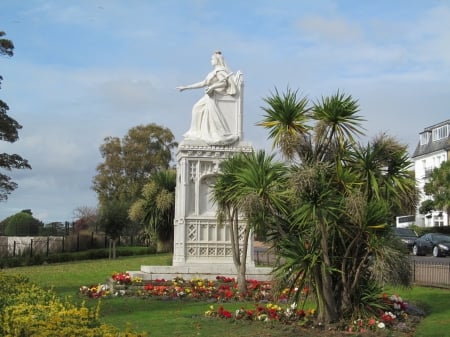 Queen Victoria Statue - southend, victoria, statues, gardens, memorials