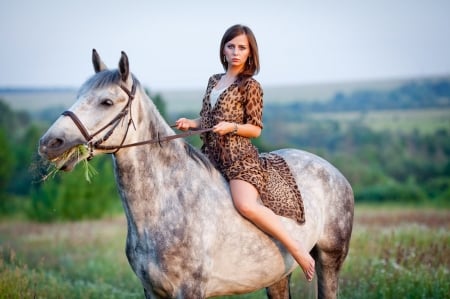 Wingate Range . . - style, girls, horse, western, women, beauty, models, ranch, outdoors, brunettes, cowgirl, fun, female