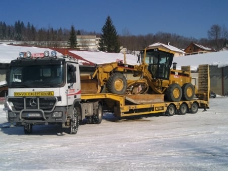 Caterpillar 12H and Mercedes-Benz Actros - 12h, caterpillar, groundworker, benz, actros, truck, mercedes