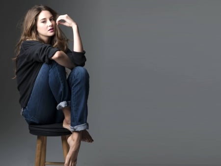 Shailene Woodley - shailene, 2017, actress, woodley, jeans, wallpaper, model, stool, shailene woodley, beautiful, feet