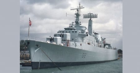 WORLD OF WARSHIPS HMS KENT COUNTY CLASS GUIDED MISSILE DESTROYER D 12 - two funnels, type 965 radar, destroyer, at portsmouth NB