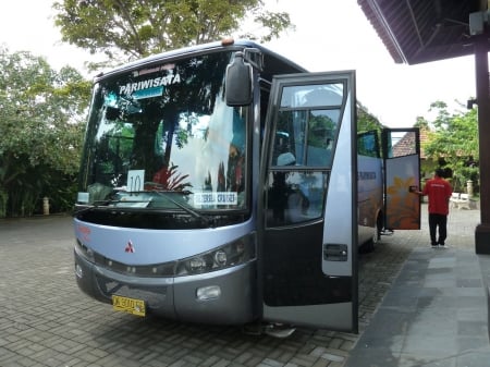 mitsubishi bus - bus, mitsubishi, indonesia, pariwasita