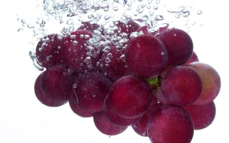 Underwater Grape - grapes, water, grape, underwater, food, fruit, splash