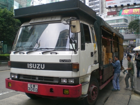 isusu crv - isusu, street, truck, building